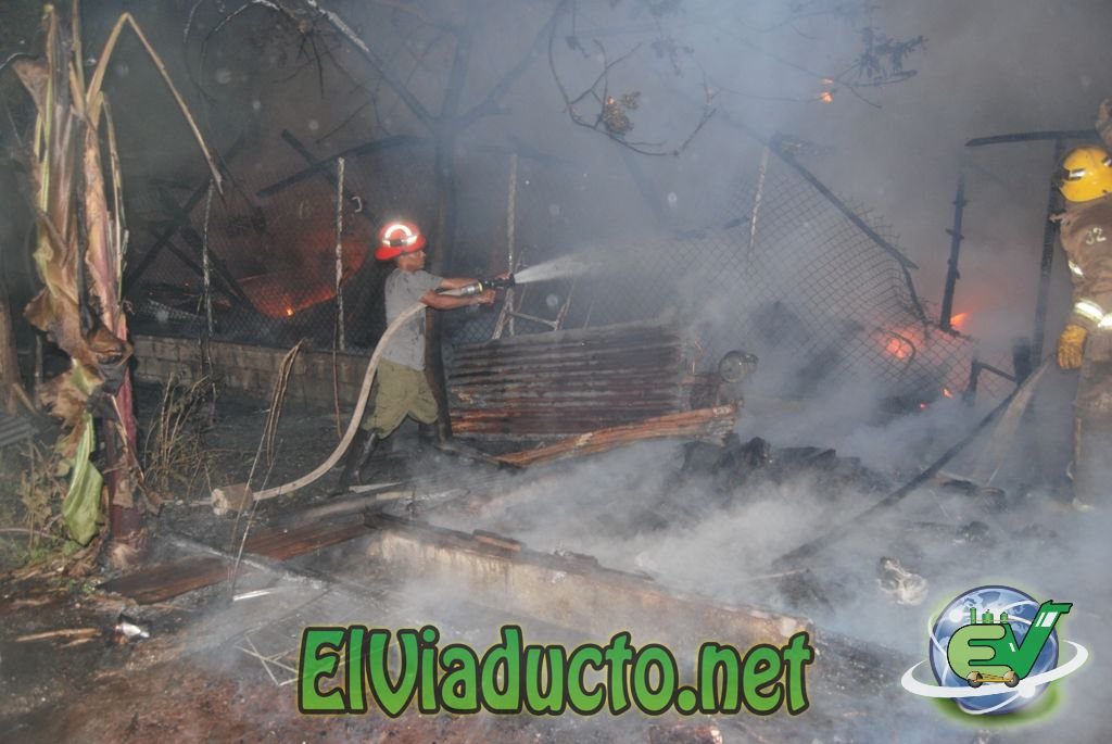 Bomberos en acción en incendio del taller del ebanisteria al lado de la planta de gas Guauci